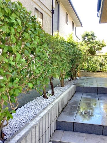 生垣のお手入れ、砂利敷きAfter